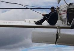 Elektrik tellerinde asılı kalan uçağın pilotu kurtarılmayı bekledi