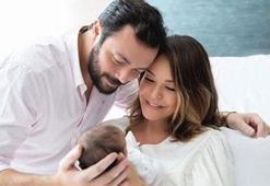 Set aralarında kızını emzirecek