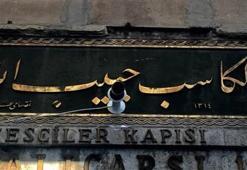 Kapalıçarşı'da tarihi kitabeye matkaplı darbe! Büyük tepki çekti...
