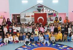 Minik öğrencilerin 'bayrak nöbeti'