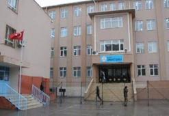 Öğretmene sınıfta satırlı saldırı!