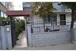 Boşanma aşamasındaki eşini sonra kendini vurdu