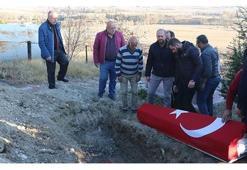 20 yıldır kazı yaptığı alanın yanına defnedildi
