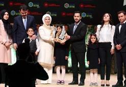Pet şişelerden duvar ören öğretmenler, ödüllerini Emine Erdoğan'dan aldı