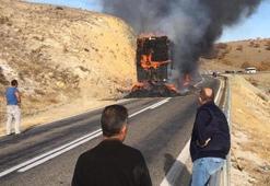 Saman yüklü TIR alev alev yandı