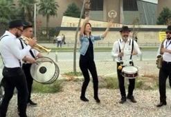 Eşinden boşanmasını bandoyla kutladı