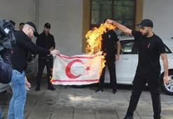Büyük skandal! KKTC bayrağını yaktılar