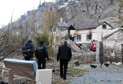 Kiracısının oturduğu evini ateşe verip kayalıklara çıktı