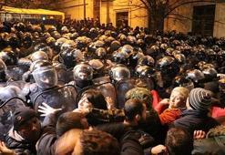Ülke karıştı!Gürcistan'da parlamentoyu kuşatan protestoculara polis müdahale etti