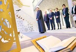 Almanya Cumhurbaşkanı camiyi ziyaret etti: Hocam bana namazı göster