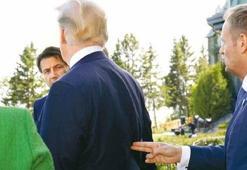 Trump'a 'silah doğrultma' fotoğrafı olay oldu!