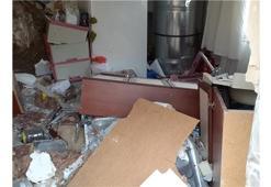 Kaya parçası evi deldi geçti!