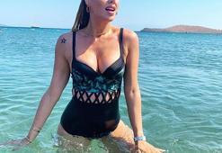 Ciciş Ceyda Ersoy, Instagram'dan kitapla göğüslerini kapattığı üstsüz pozunu paylaştı