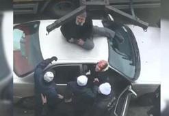 Otomobilini çektirmemek için üzerine çıktı!