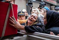 Şehit Üstçavuş Esma Çevik'in cenazesi evinin önüne getirildi