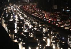 İstanbul’da yağış trafiği olumsuz etkiledi
