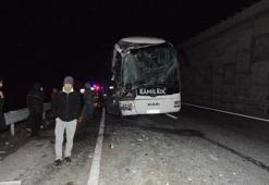 Yolcu otobüsü, hafriyat kamyonuyla çarpıştı