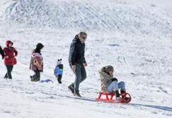 Antalyalılar zirvede kar, sahilde deniz keyfi yaptı