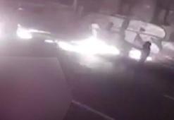 Kaldırımda yürüyen kadının üstüne yanan adam düştü