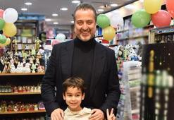 Serdar Bilgili oğluyla alışverişte