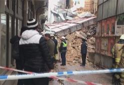 İstanbul'da inşaat halindeki bina çöktü!