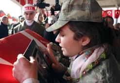 Şehit nişanlısını, askeri kıyafetle uğurladı