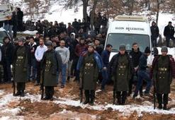 Şehit cenazesinde göz yaşartan anlar! Montlarını verdiler