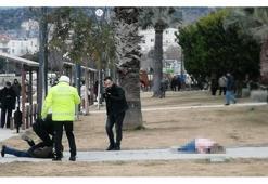 Parkta eşini vurdu sonra başında bekledi!