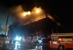 Kocaeli'de bir AVM'nin çatısında yangın çıktı