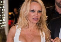 Pamela Anderson ile Jon Peters evlendi
