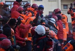 13 saat sonra enkaz altından çıkarıldı!