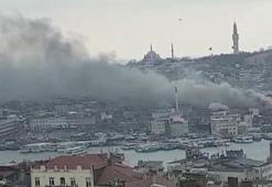 Eminönü'nde bir iş yerinin çatısında yangın
