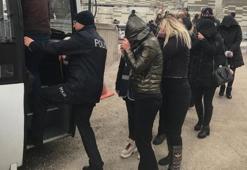 Polis iş üstünde bastı! 20 kişi gözaltına alındı!