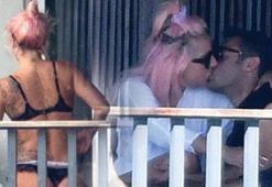 Lady Gaga balkonda gizemli sevgilisi ile çok fena yakalandı
