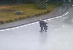 Eşiyle tartışan kadının silahını çekti! Korku dolu anlar...