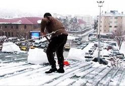 Muş'ta, tehlikeli kar temizliği