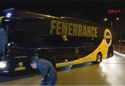 Fenerbahçeli taraftarlar takım otobüsüne saldırdı!