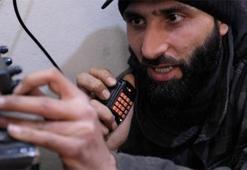 İdlib'de telsiz dinliyor, sivil ve muhalifleri bombardımana karşı uyarıyor