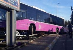 Ataşehir'de halk otobüsü otomobil ile çarpıştı!