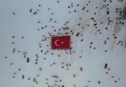 İdlib şehitleri Erciyes'te Türk bayraklarıyla yapılan kayakla anıldı