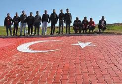Suriye sınırındaki tepeye, parke taşından dev Türk bayrağı