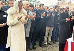 Aylin Cesur’dan geciken yanıt: Namaz bitti sandım