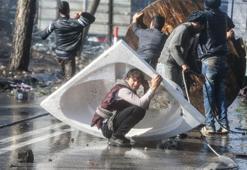 Yunan polisi sığınmacılara gazla müdahale etti! Yaralılar var...
