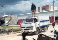 Seyir halindeki kamyoneti kullanmayı bırakıp üstüne çıktı