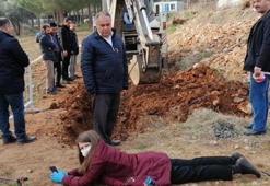 Kadın profesör, BİYOM Merkezi arazisindeki çalışmayı durdurmak için kepçenin önüne yattı