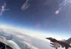 Dünya savaşının kıyısından dönüldü! Rus jetlerinin etrafını sardılar