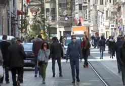 İstiklal Caddesi bugün de yoğun: bazı dükkanlar kepenk açtı