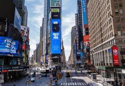 New York'ta Times Meydanı'na Kovid-19 ölümlerini sayan ve Trump'ı  sorumlu tutan pano asıldı