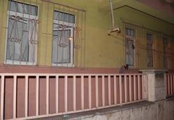 Kız arkadaşının evinin camlarını levye ile kırdı, mahalleli tepki gösterince kaçtı