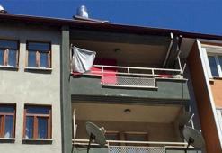 Anne babasını öldürüp, polise teslim oldu